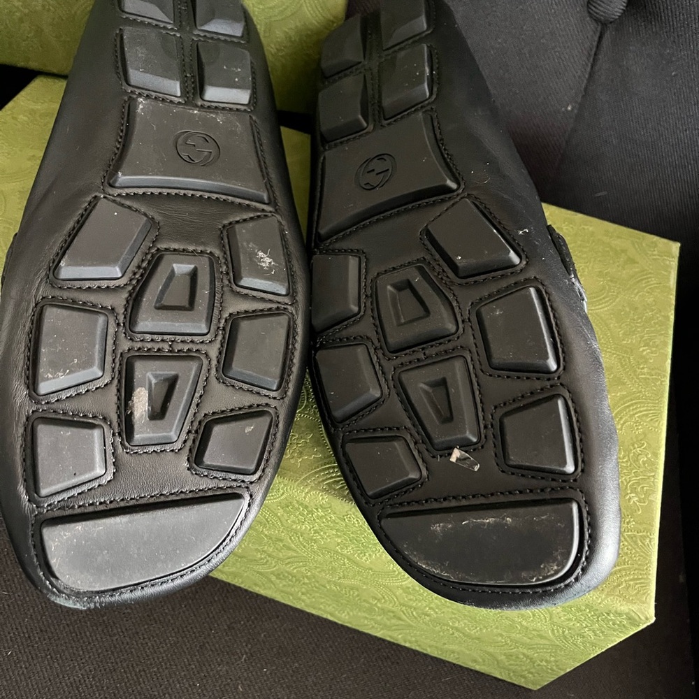 Gucci Black Leather Loafers with Gold Emblem and Green-Red Stripe - Picture 3 of 3